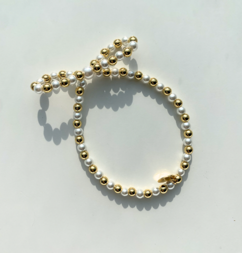 The Sis Kiss - On Knox Bow Bracelet - Metal and Pearl: Gold
