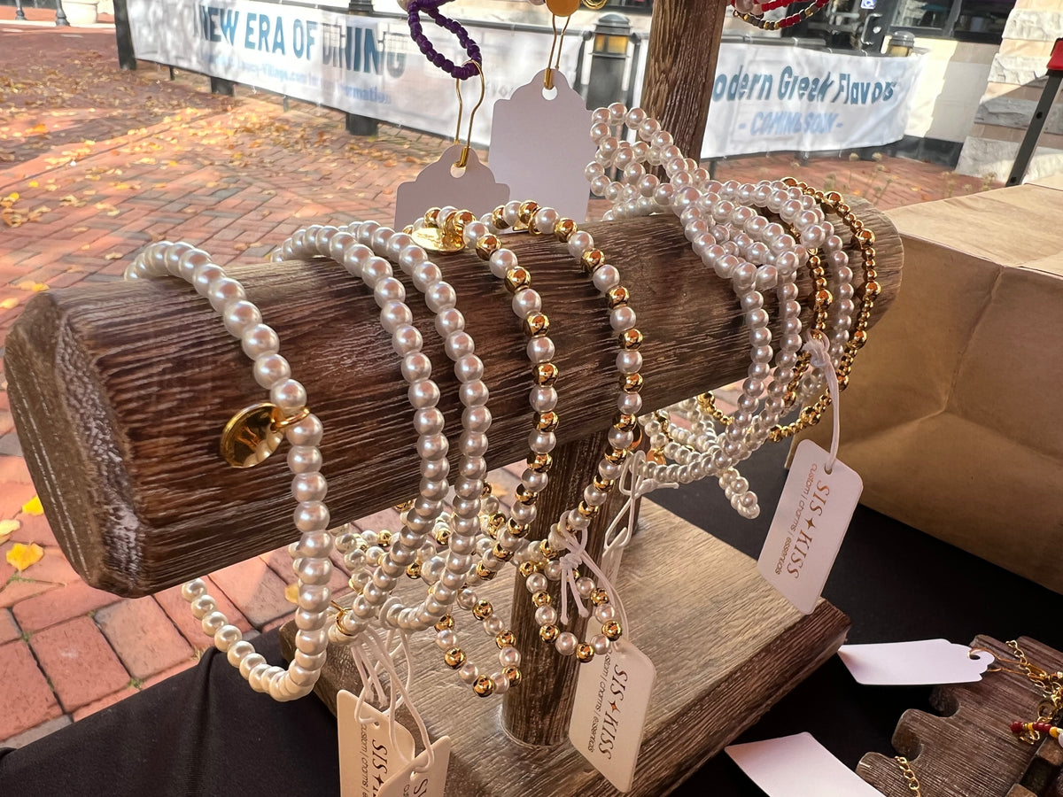 The Sis Kiss - On Knox Bow Bracelet in Pearl